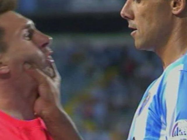 Agarró del cuello a Messi, lo tiró al suelo y solo recibió amarilla