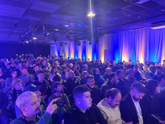 El Salón Metropolitano, colmado en la presentación de Espacio Canaya.