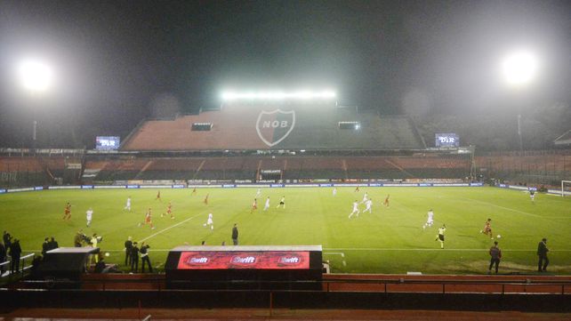 Noche negra. Newells tuvo un flojo rendimiento ante Huracán y cayó de local el lunes en el Coloso. Los rojinegros están obligados a revertir la imagen el sábado con Godoy Cruz. &nbsp; 