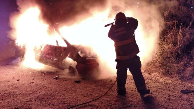 El vehículo incendiado en el límite con Recreo Sur