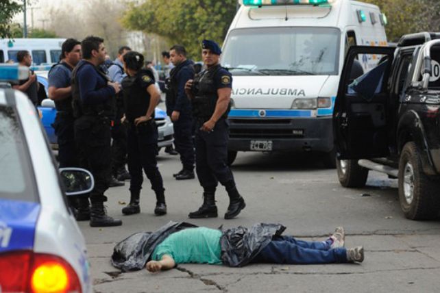 Mataron a dos hombres desde una moto en Rosario