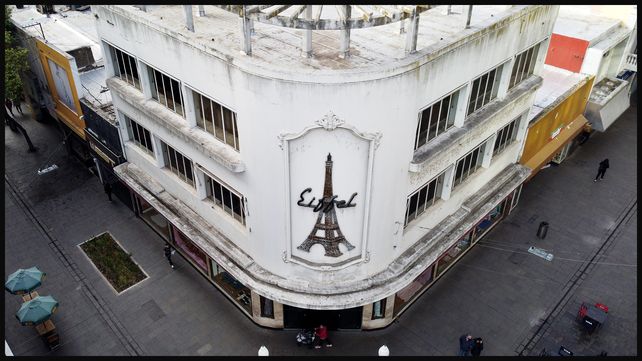 La sedería Eiffel, característica por sus vidrieras gigantes con marco de bronce y una pérgola en la azotea.