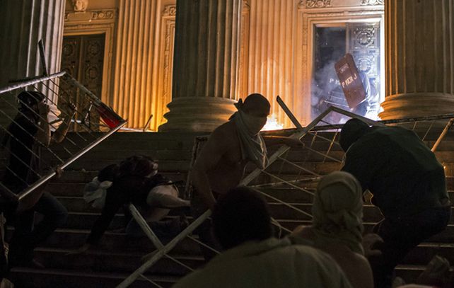 Ls manifestantes llegaron hasta las escalinatas del Palacio Tiradentes