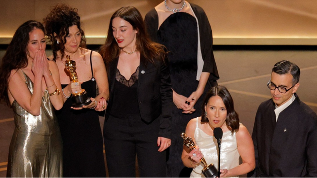 Violeta Kreimer (la primera de izquierda a derecha) junto a los directores y actrices del cortometraje ganador