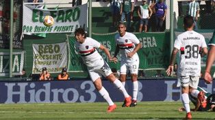 Ultima imagen. Fontanini rechaza de cabeza en cancha de Banfield. Desde allí no entró más en el equipo. 