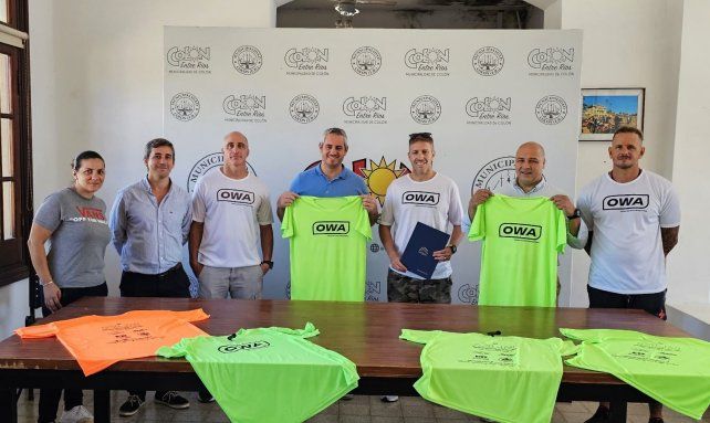Los organizadores de la prueba de&nbsp; Aguas Abiertas junto a autoridades del gobierno local.