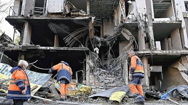 El ataque ruso a Kiev destruyó una fábrica mató a periodista