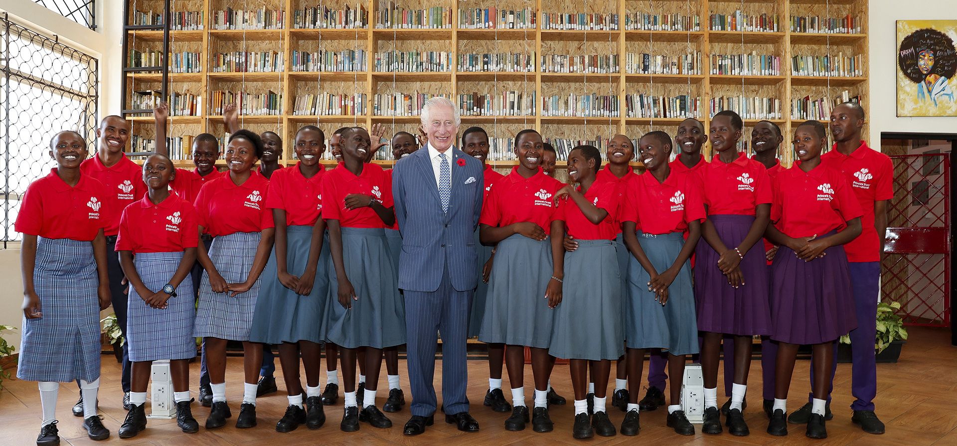 El rey Carlos III de Gran Bretaña, posa para una fotografía con estudiantes de secundaria durante su visita a la Biblioteca Eastlands para conocer un proyecto que restaura bibliotecas antiguas y fomenta la lectura entre los niños de la comunidad en el distrito Makadara de Nairobi, el martes 31 de octubre de 2023. El rey Carlos se encuentra en Kenia para un viaje de cuatro días, su primera visita de Estado a un país de la Commonwealth como monarca. (Thomas Mukoya/Pool Photo vía AP) El rey Carlos III de Gran Bretaña, posa para una fotografía con estudiantes de secundaria durante su visita a la Biblioteca Eastlands para conocer un proyecto que restaura bibliotecas antiguas y fomenta la lectura entre los niños de la comunidad en el distrito Makadara de Nairobi, el martes 31 de octubre de 2023. El rey Carlos se encuentra en Kenia para un viaje de cuatro días, su primera visita de Estado a un país de la Commonwealth como monarca. (Thomas Mukoya/Pool Photo vía AP)