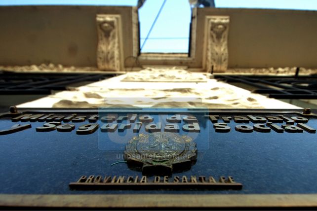 Trabajo investiga un caso de “caranchismo” en sus oficinas