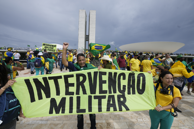 El 8 de enero de 2023 los seguidores de Bolsonaro coparon la plaza central de Brasilia con llamados abiertos a un golpe militar.&nbsp;