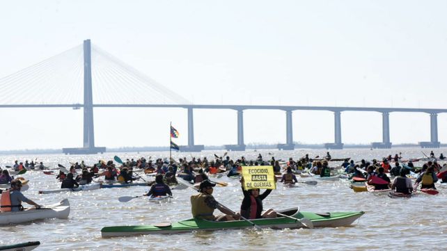Decenas de embarcaciones protestaron en el r&iacute;o en contra de las quemas en las islas.