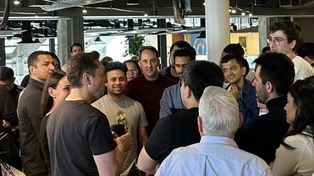 Elon Musk conversa con empleados de Twitter en la sede de San Francisco. Fue la semana pasada. Hoy despidió a la mitad.