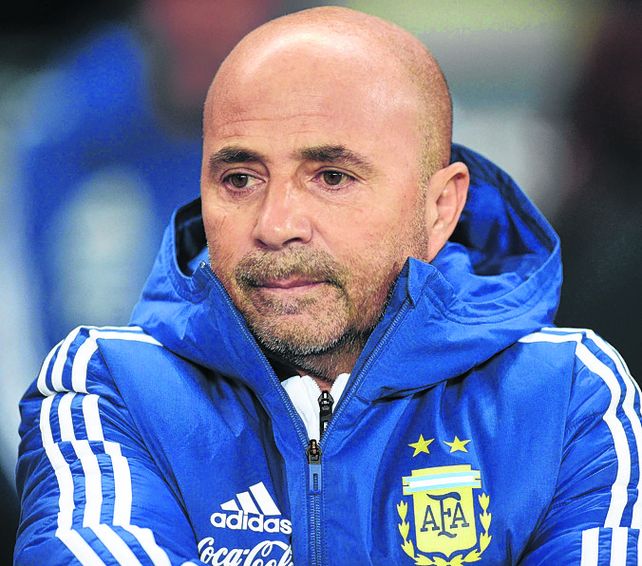 Piensa y decide. Sampaoli dará en el predio de Ezeiza a los 23 convocados para Rusia.