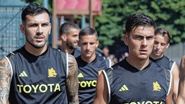 Paredes y Dybala fueron increpados por hinchas de la Roma.