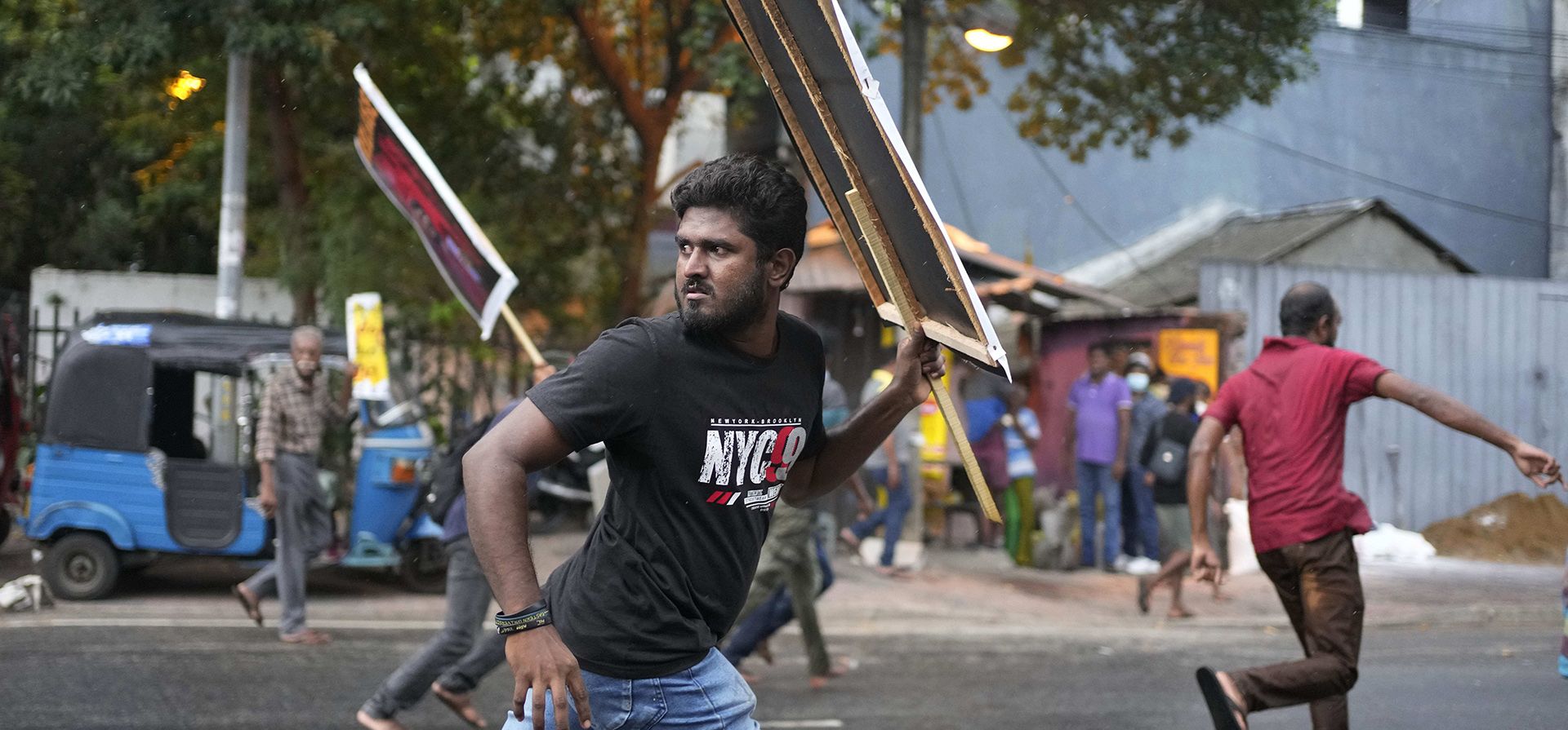 Manifestantes antigubernamentales corren para evitar ser detenidos por la policía en Colombo, Sri Lanka, el martes 30 de agosto de 2022. El nuevo gobierno de Sri Lanka planea presentar el martes un presupuesto modificado para el año que recorta gastos y tiene como objetivo brindar alivio a las personas afectadas. duramente por el colapso económico del país.