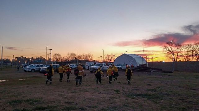 Brigadistas combatiendo el fuego. los focos de incendios se produjeron en zona de islas