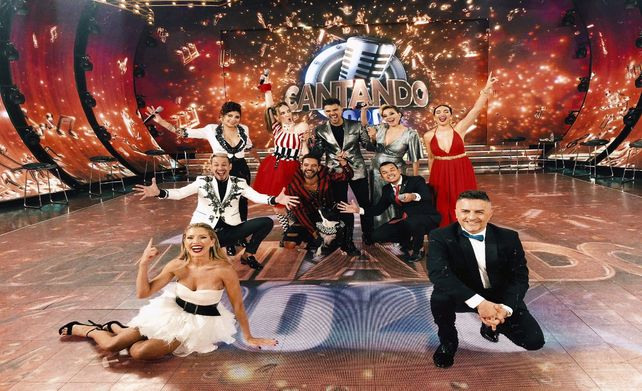 A las semifinales. Los clasificados posaron junto a los conductores de el Cantando 2020.&nbsp;