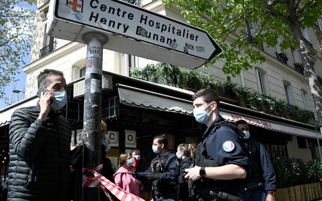Agentes de policía acordonan el área alrededor del hospital Henry Dunant de París