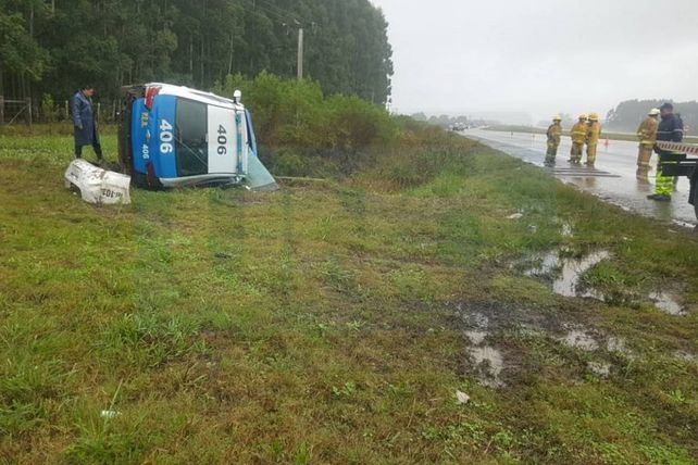 Por el mal estado de la autovía, un móvil policial volcó