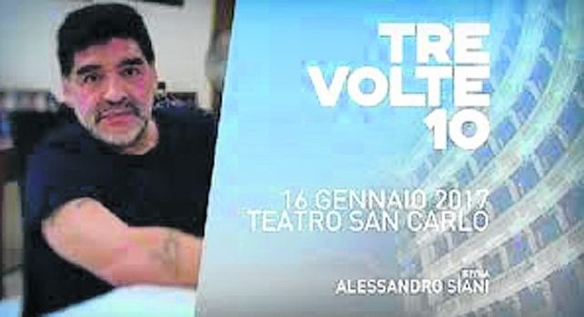 Ídolo. El astro junto a un cartel de la puesta en el teatro San Carlo.