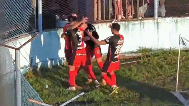 Con otro gol agónico, Colón venció a Defensores Unidos y extiende la racha positiva