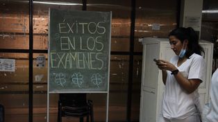 Una sugerente inscripción en los corredores de la facultad de Santa Fe y avenida Francia.