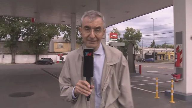 El periodista de TN Nelson Castro este lunes a la mañana en la estación de servicio donde ejecutaron al playero Bruno Bussenich el sábado a la noche.&nbsp;