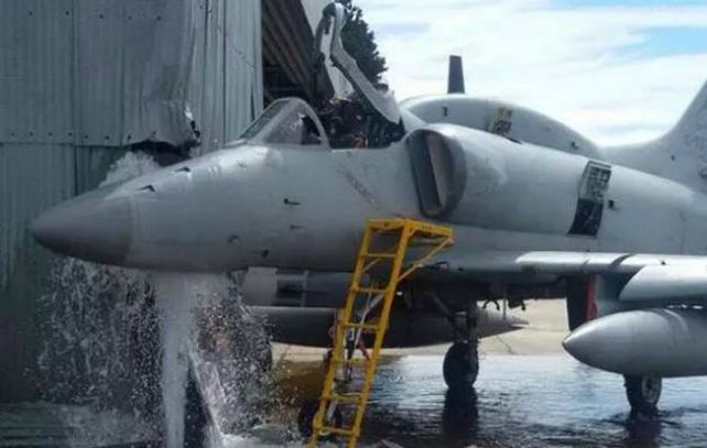 El avión impactó contra un hangar.