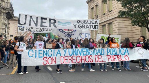 23A: la Marcha Federal en defensa de la Educación pública colma las calles del centro de Paraná
