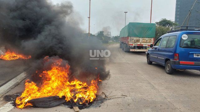 Corte de trabajadores de UTA en la 168 a la altura de la fuente de La Cordialidad