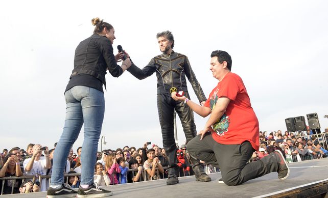 El joven le pidió matrimonio en la pasarela del Crack Bang Boom.