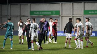 Sebastián Méndez saludo a sus jugadores. Un ciclo que no pudo despegar en Newells, que quedó afuera de Copa Argentina.