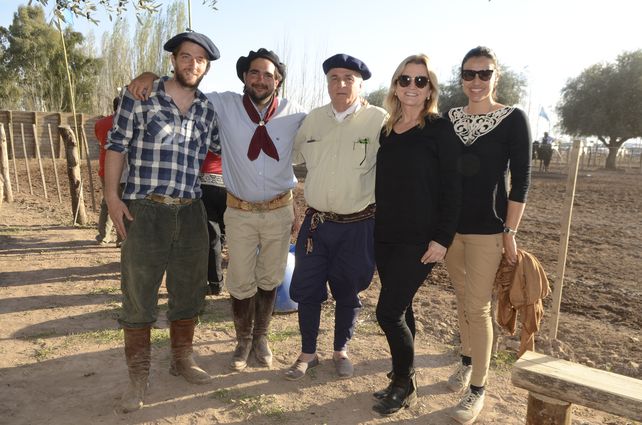 El anfitrión. Facundo Leal (segundo a la derecha) junto a Mariano Onetto (veterinario y director de la Asociación de Caballos Criollos)