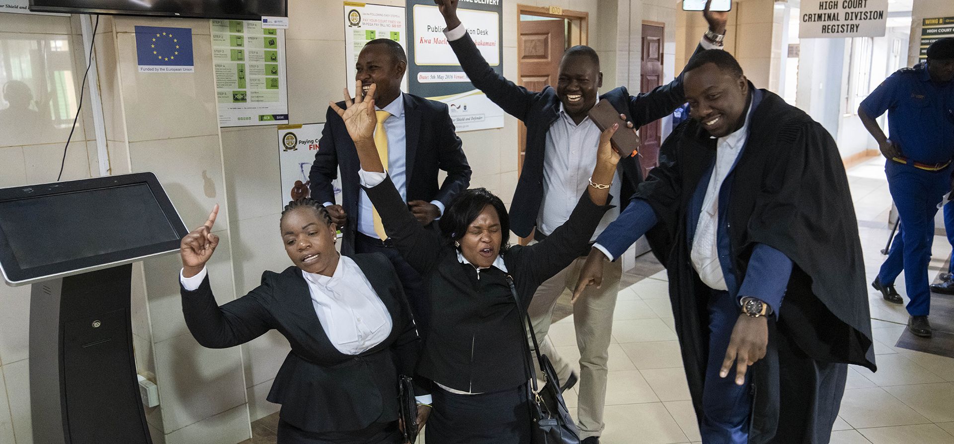 Los abogados del equipo de William Ruto celebran y alaban a Dios por el fallo en la Corte Suprema de Nairobi, Kenia, el lunes 5 de septiembre de 2022. La Corte Suprema de Kenia rechazó por unanimidad las impugnaciones a los resultados oficiales de las elecciones presidenciales y confirmó al vicepresidente.
