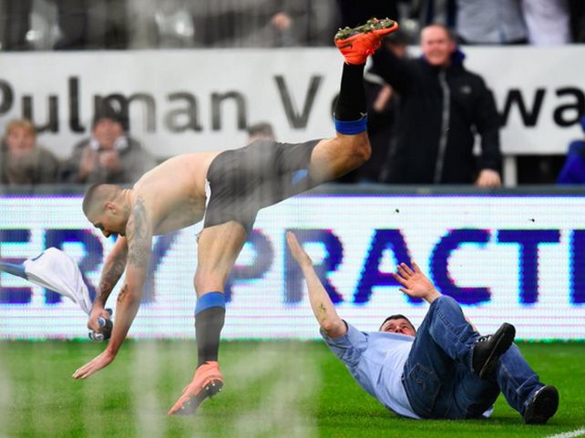 El festejo del agónico gol de Newcastle terminó en un verdadero blooper.