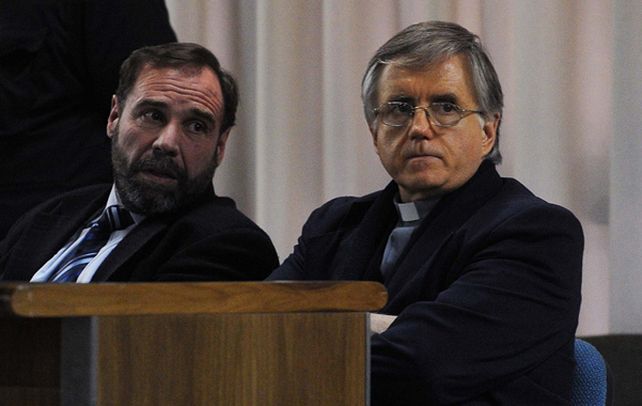 Hasta las manos. El padre Julio César Grassi es retirado del tribunal por la policía