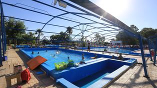 Las piletas del Club Paracao fueron un oasis cuando la térmica se acercó a los 40°. Foto UNO Diego Arias.&nbsp;