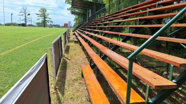 Se colocaron tribunas tubulares para que los espectadores puedan disfrutar de los partidos.