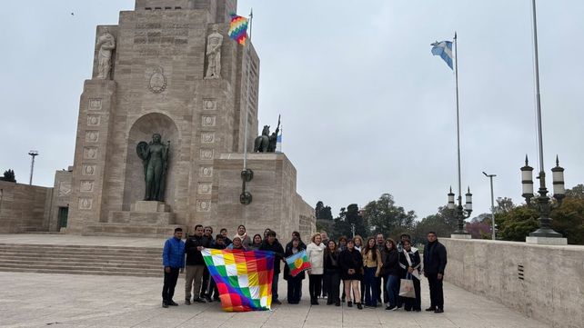 El izamiento de la wiphala se consolida cada año como un acto de reivindicación histórica.