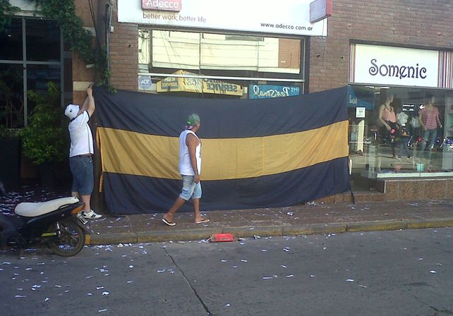Boca ya está en Santa Fe y los hinchas recibieron al equipo en el hotel