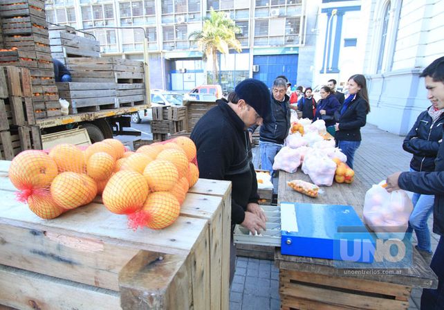 Sin descanso. Los productores del Departamento Federación trajeron 7.000 kilos de cítricos.  Foto UNO/Juan Ignacio Pereira