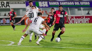 Buen partido. Ever Banega volvió a vestir la camiseta de Newells después de 10 años y la lepra ganó en Santiago del Estero.&nbsp; &nbsp; &nbsp; 