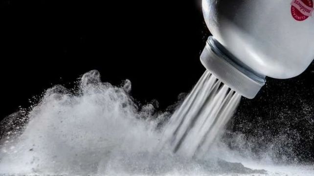 La farmacéutica Johnson & Johnson (J&J) anunció que retirará de los mercados de todo el mundo a partir de 2023 su polvo de talco para bebés.&nbsp;