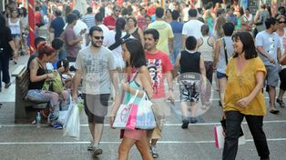 Ante la suba de los precios piden a la gente que camine