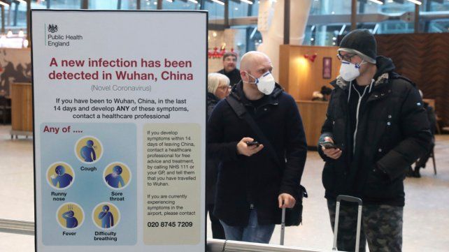 Heathrow. Los pasajeros arriban al aeropuerto de Heathrow en Londres después del aterrizaje del último vuelo de British Airways desde China.