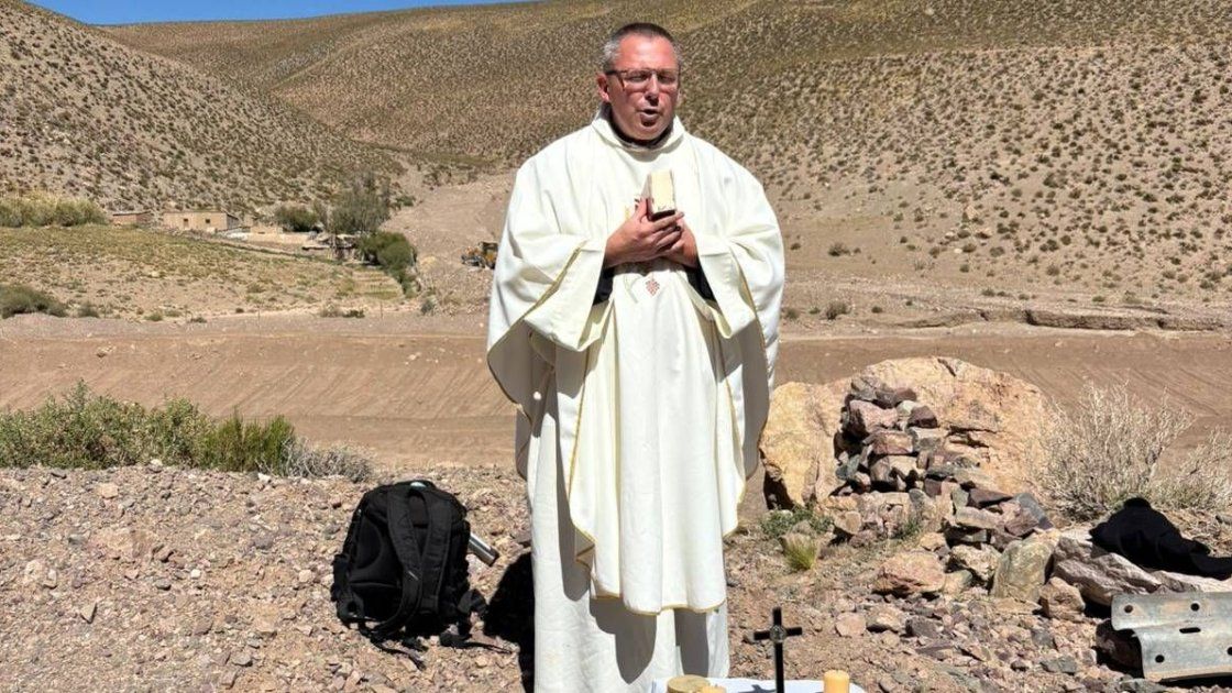 En su viaje a Salta, fieles de la parroquia Inmaculada Concepción de Villa Urquiza hicieron un altar y celebraron misa en Purmamarca