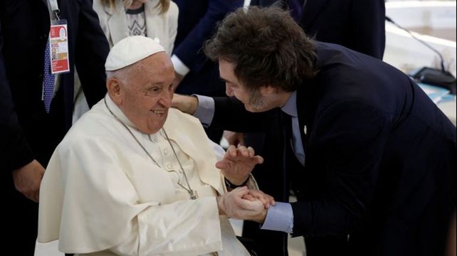 El presidente Javier Milei se fundió en un abrazo con el Papa Francisco, en la apertura de G7. 