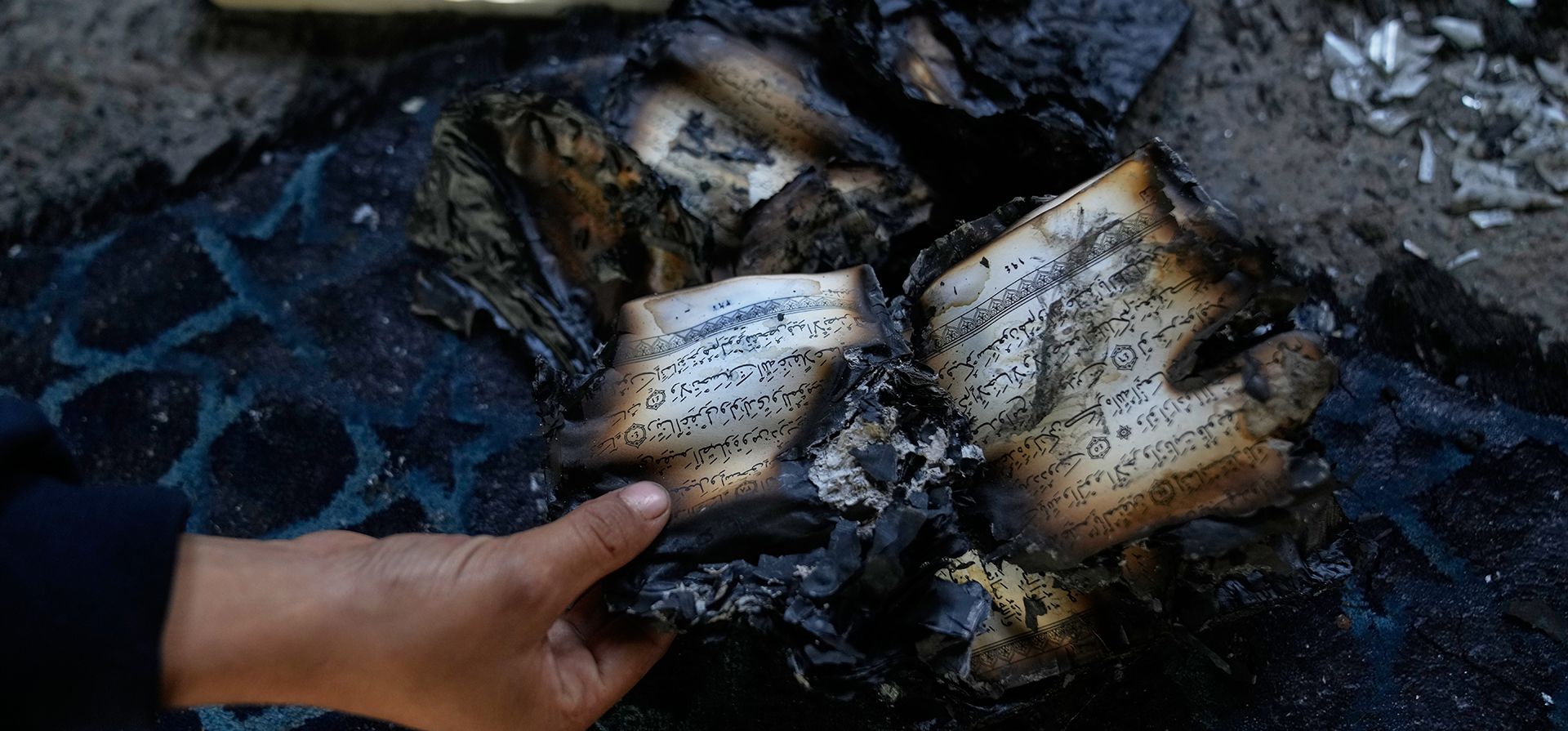 Un niño inspecciona copias quemadas del Corán dentro de una mezquita que fue incendiada y profanada por colonos israelíes durante la noche, en la ciudad de Deir Istiya, Cisjordania, el jueves 13 de noviembre de 2025. (Foto AP/Nasser Nasser) Un niño inspecciona copias quemadas del Corán dentro de una mezquita que fue incendiada y profanada por colonos israelíes durante la noche, en la ciudad de Deir Istiya, Cisjordania, el jueves 13 de noviembre de 2025. (Foto AP/Nasser Nasser)