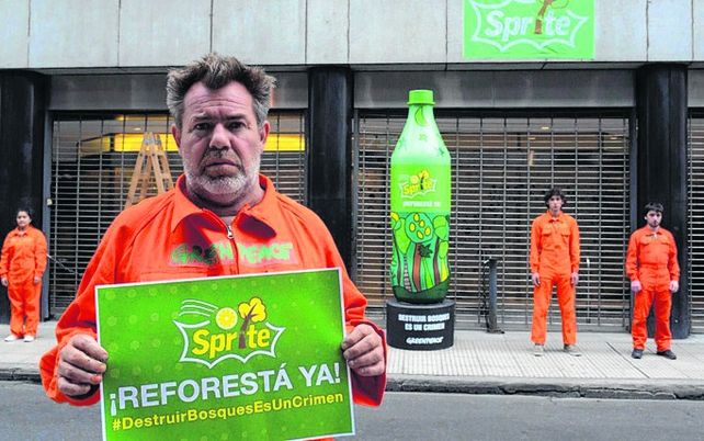 Protesta. Sprite reforestá ya
