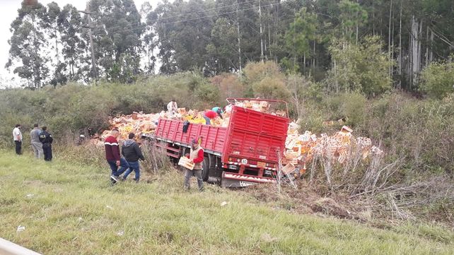 Un camión volcó su acoplado cargado con citrus en la autovía 14 tras cortarse la lanza del acoplado&nbsp;
